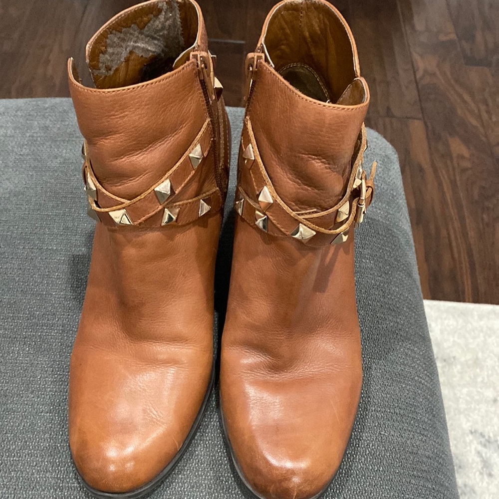 Guess brown boots